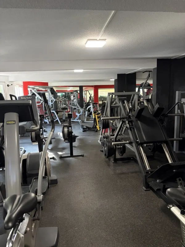 Plateau principal Capao Fitness — cardio, machines guidées et musculation en enfilade