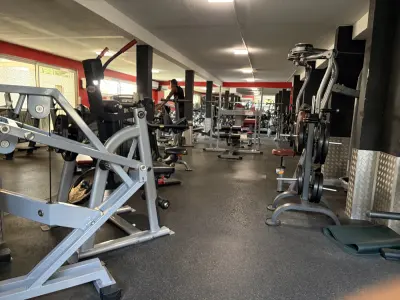 Vue en enfilade du plateau musculation avec pratiquant